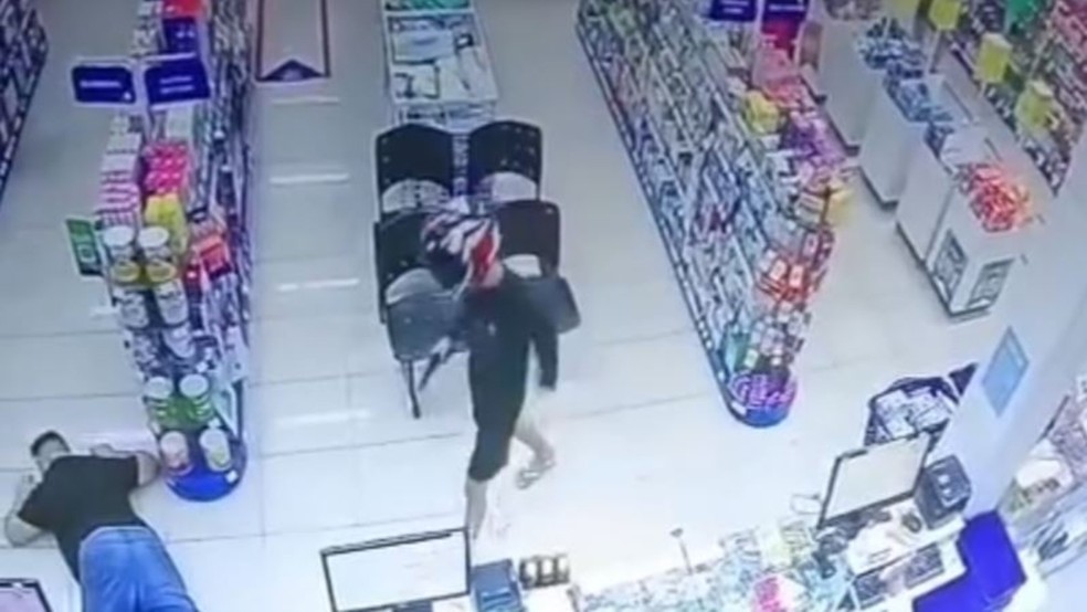 Cliente foi ameaçado com arma de fogo durante assalto em farmácia em Fortaleza. — Foto: Reprodução