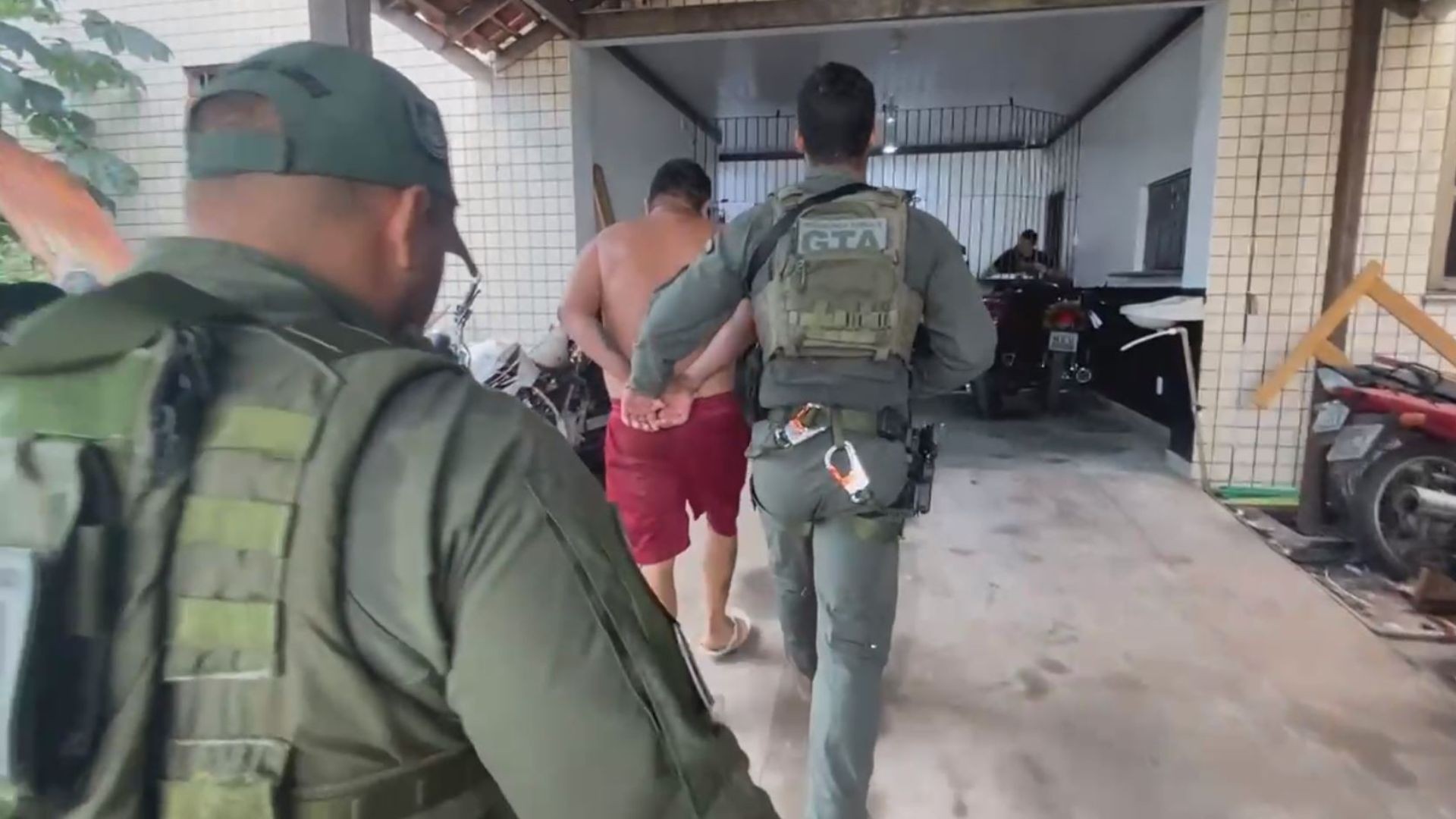 
Líder de facção criminosa é preso com armas e munições em Macapá; VÍDEO
