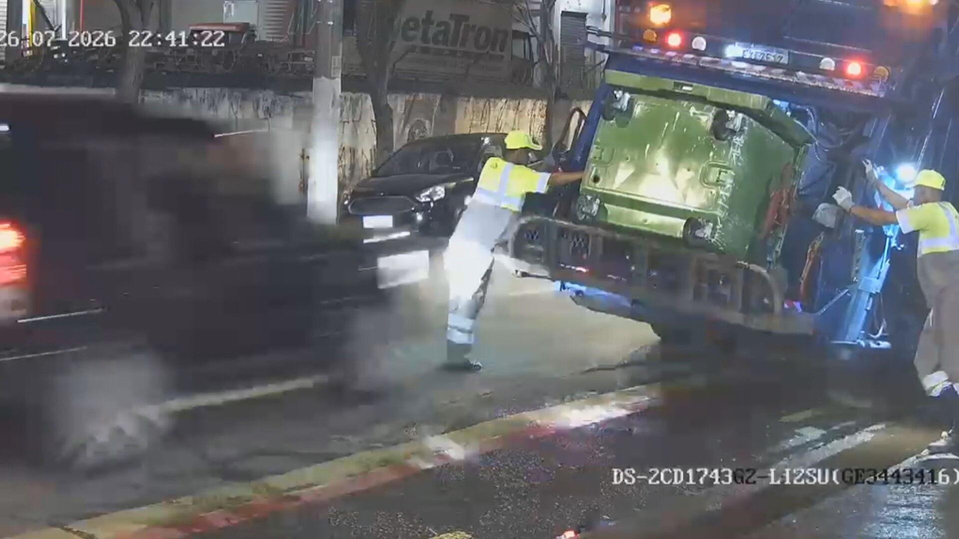 Funcionários da empresa de lixo paralisam coleta na Zona Norte de SP após morte de coletor atropelado por motorista bêbado