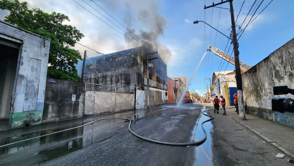 Fumaça preta sai de depósito que pegou fogo na manhã desta segunda-feira — Foto: Alexsander Ferraz/Jornal A Tribuna