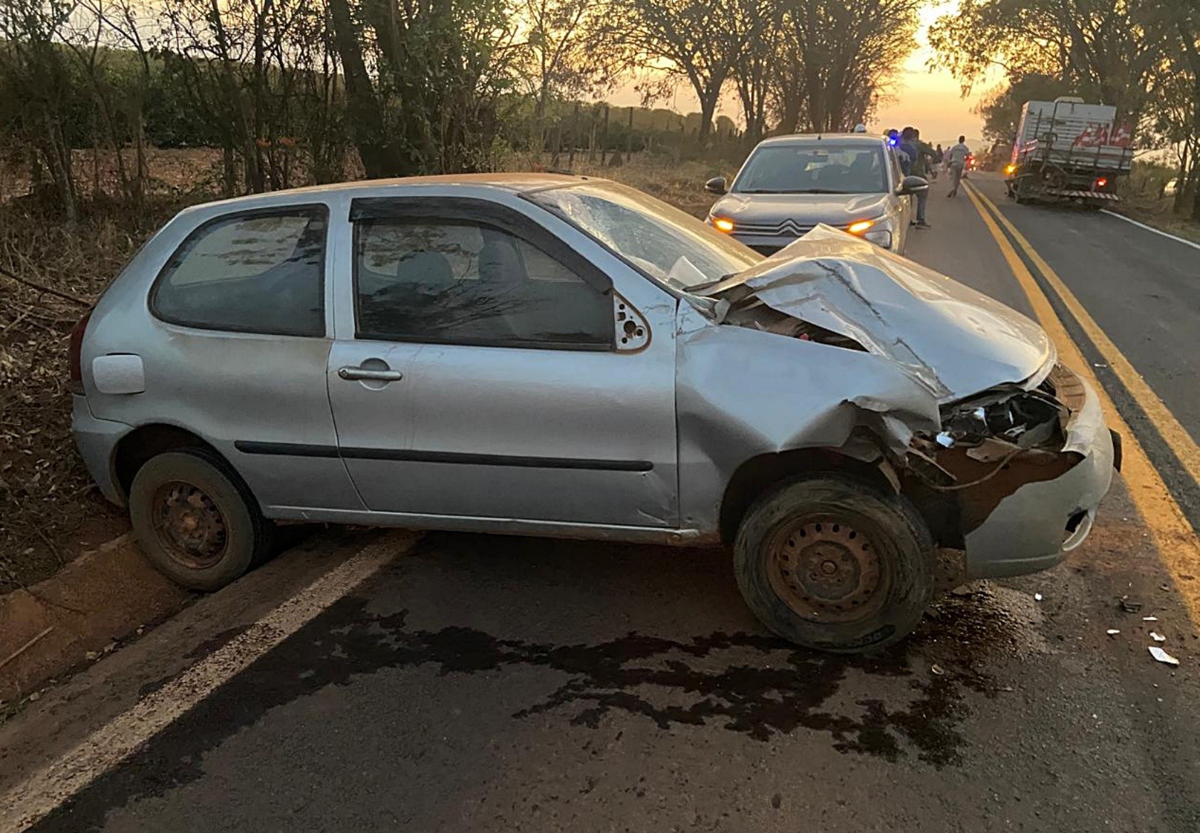 Carro bate em caminhão que fazia manutenção da MGC-369 e duas pessoas ficam feridas 
