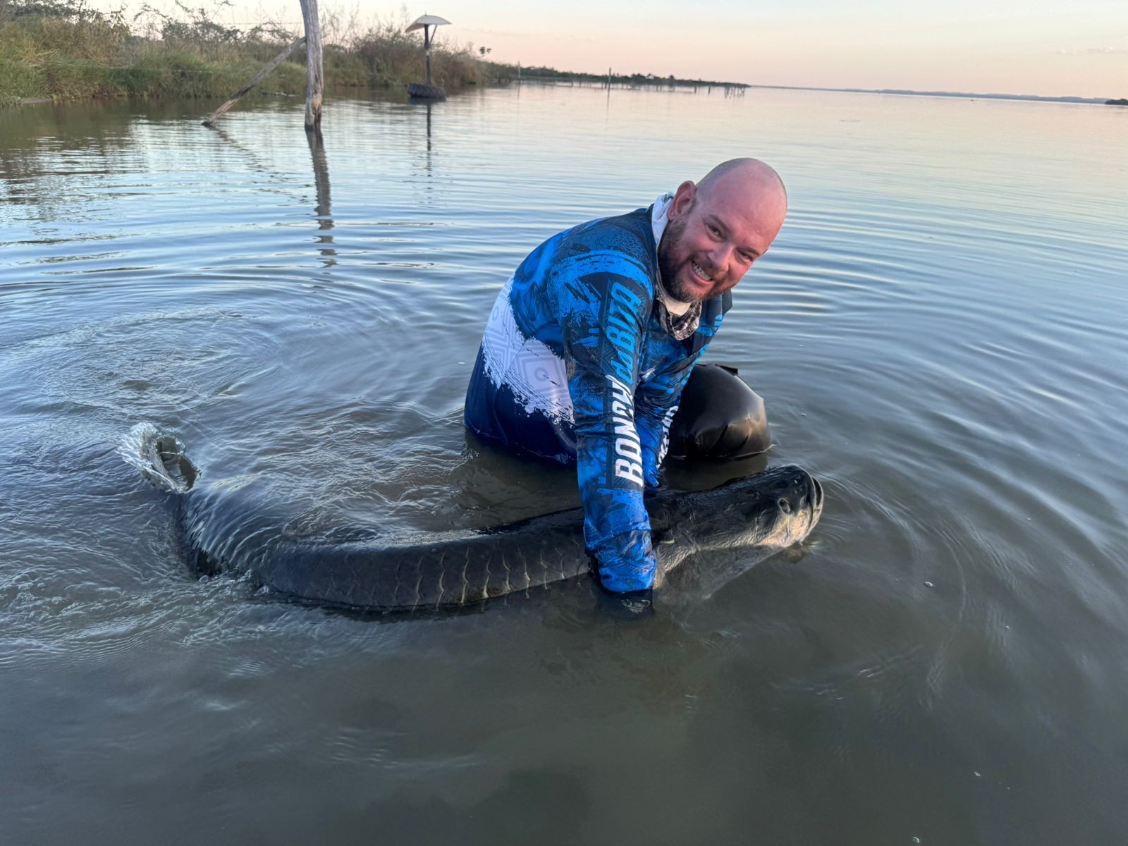 Pescador captura pirarucu no Lago de Palmas após batalha de 20 minutos: 'Brigou muito'