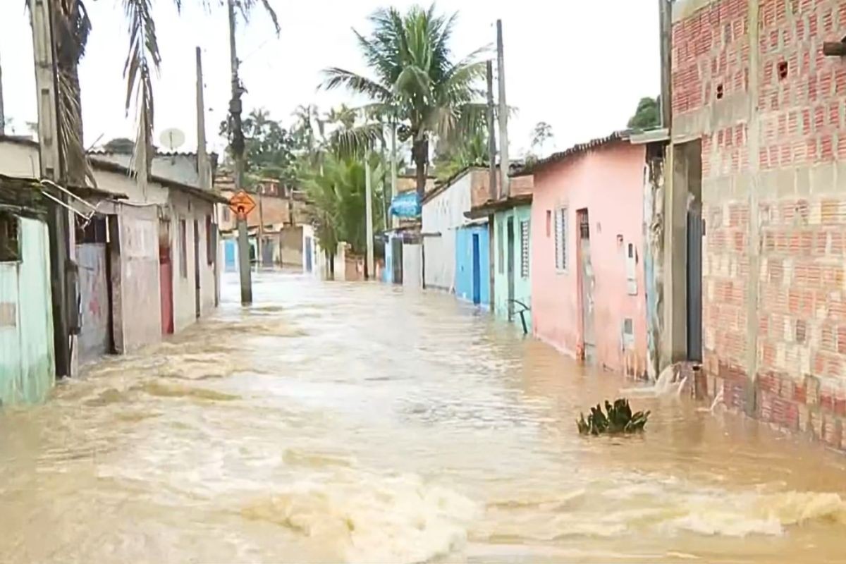 Rio Ribeira de Iguape extravasa e correnteza invade ruas de Registro, SP