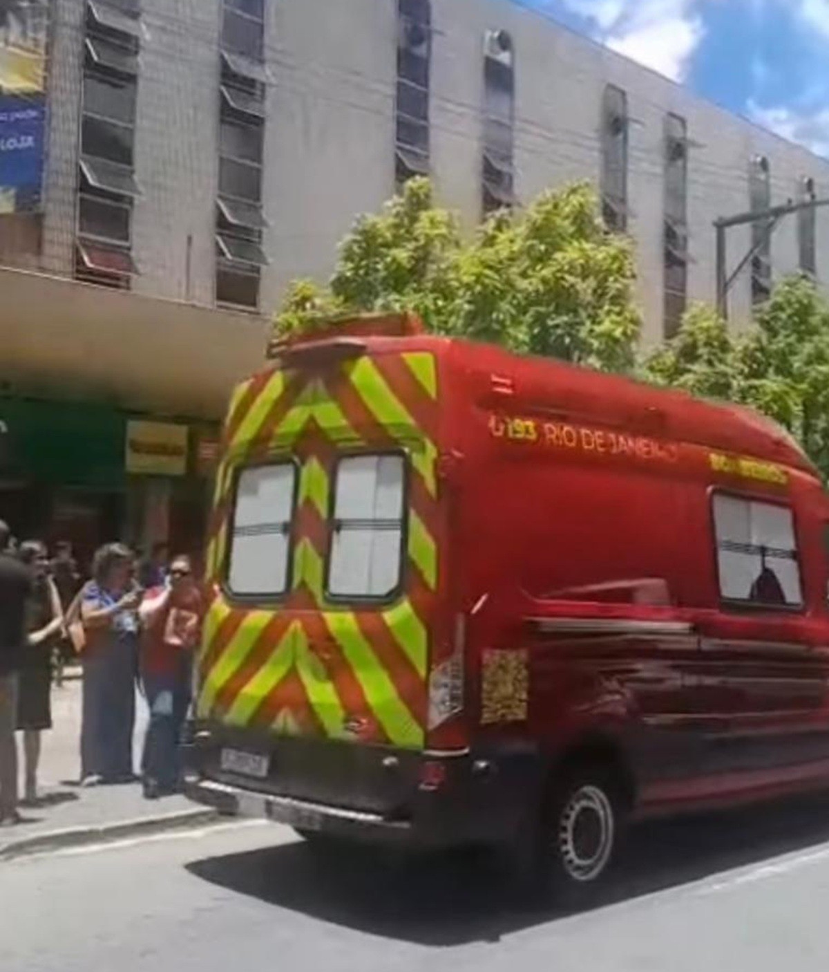 Incêndio atinge área externa de shopping em Petrópolis