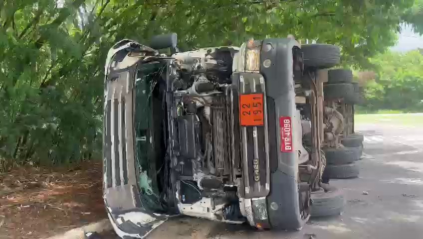 Carreta carregada com produto químico tomba após colidir com outro veículo em Paulínia