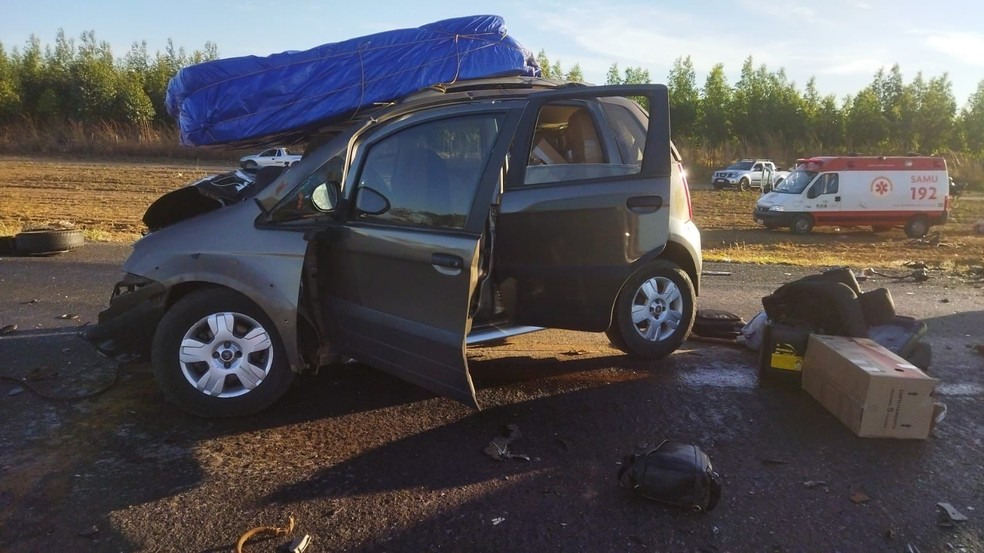 Homem morre e duas pessoas ficam feridas após batida entre carros no oeste da Bahia — Foto: Corpo de Bombeiros