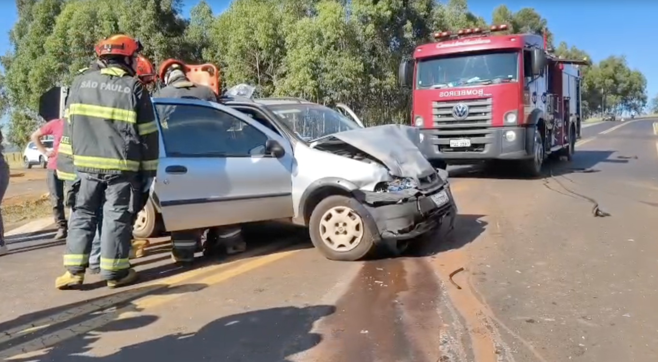 Quatro pessoas ficam feridas em acidente em trevo entre Franca e Claraval