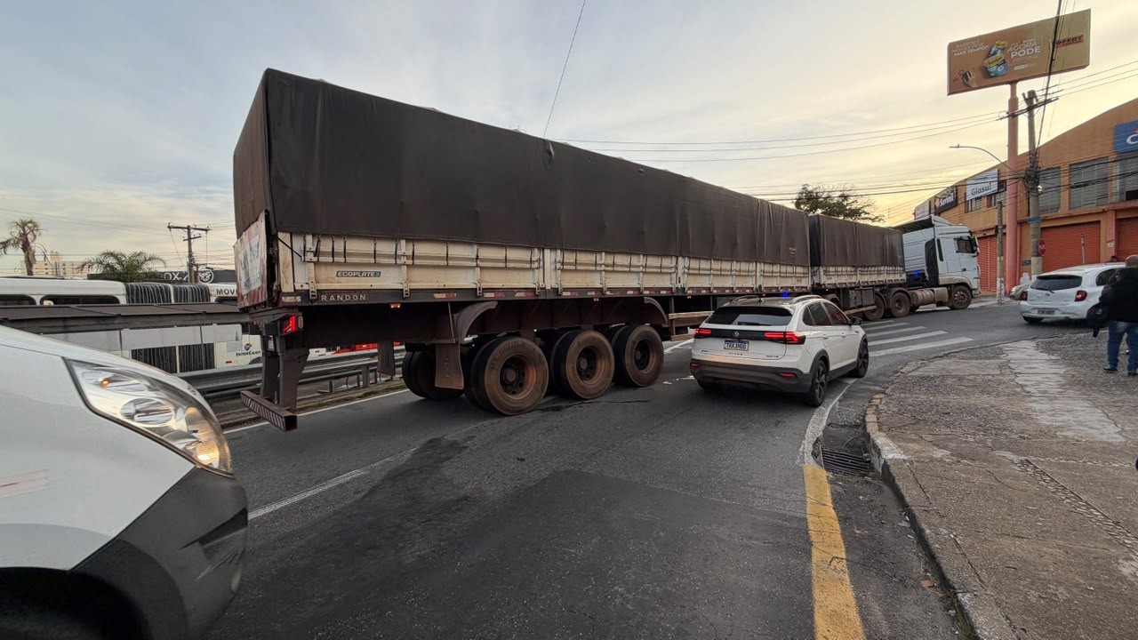 Carreta com 42 toneladas de madeira quebra e interdita Avenida Prestes Maia em Campinas