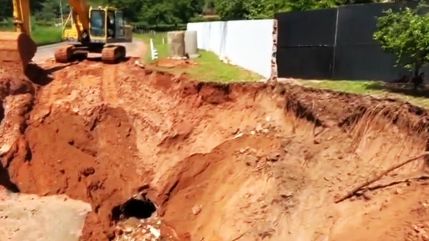 Cratera de 8 metros causada por rompimento de adutora fecha via de acesso à rodovia de São Pedro