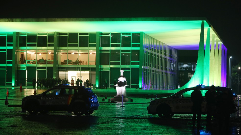 Entorno do Supremo Tribunal Federal (STF) é isolado após pelo menos duas explosões ocorreram na Praça dos Três Poderes por volta das 19h30 desta quarta-feira, 13, em Brasília. — Foto: WILTON JUNIOR/ESTADÃO CONTEÚDO
