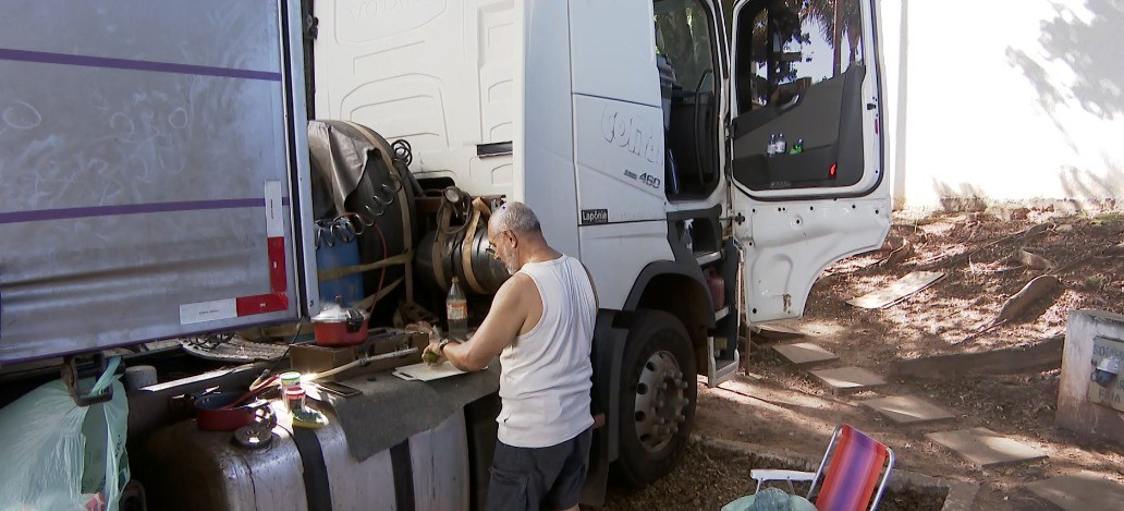 Aos 63 anos, caminhoneiro troca escritório de RH pelas estradas e passa o primeiro Natal longe de casa