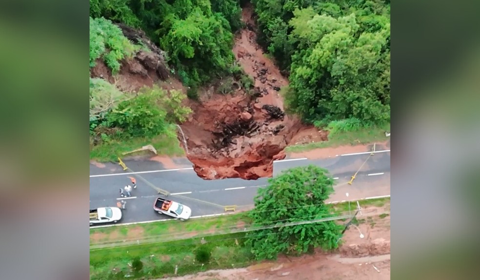 Fortes chuvas causam desmoronamento e cratera interdita vicinal em Osvaldo Cruz — Foto: Prefeitura de Osvaldo Cruz/Divulgação