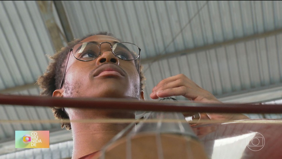 Gileard Paixão se encantou pelo violoncelo — Foto: Reprodução/ TV Globo