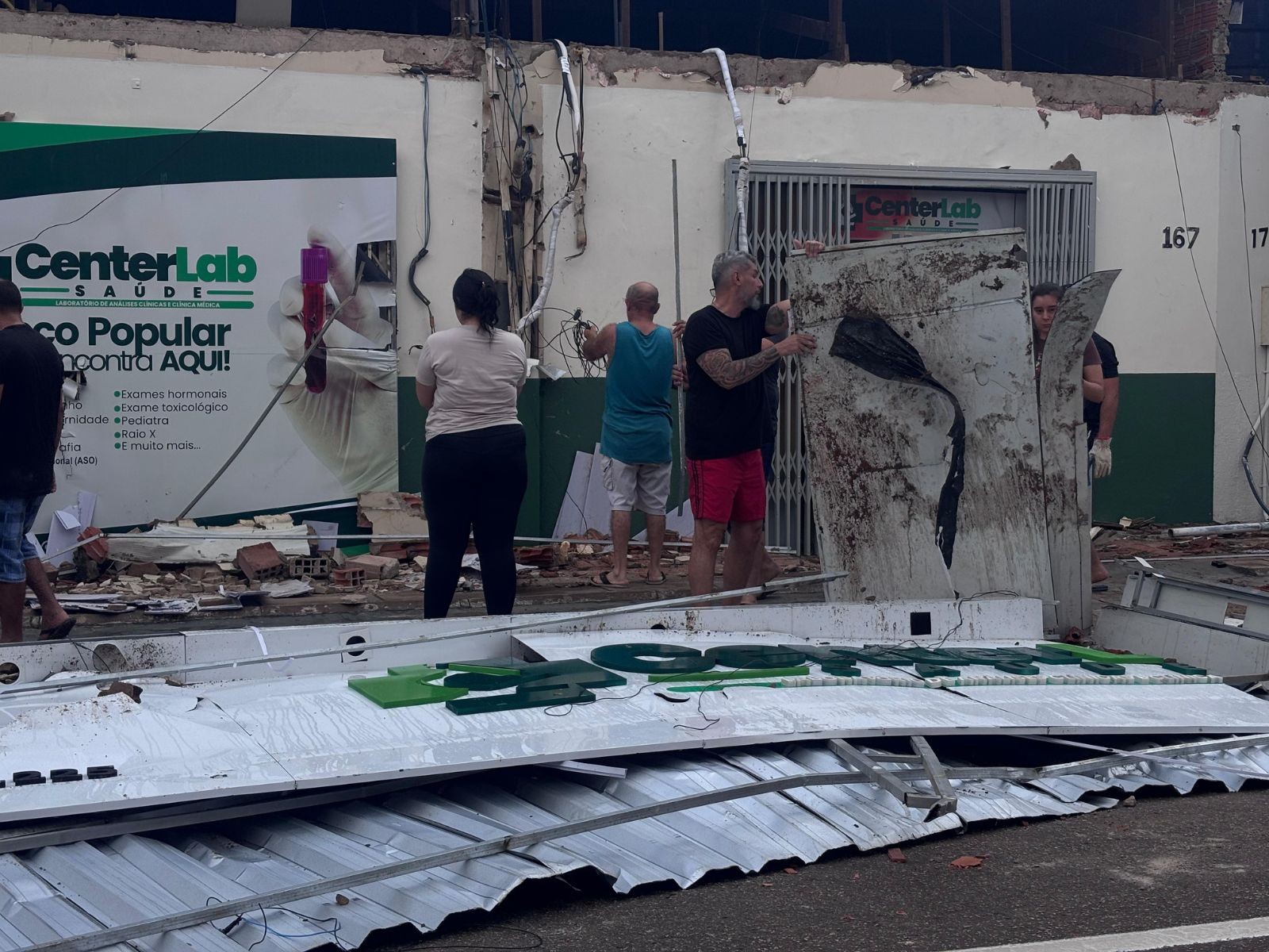 VÍDEO: Fachada de laboratório é arrancada pelo vento durante temporal em Rio Branco