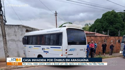 Casa fica destruída após ser invadida por micro-ônibus em Araguaína