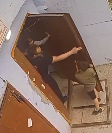 VÍDEO: Homem tenta roubar criança na Rússia, mas é impedido por menino de 5 anos