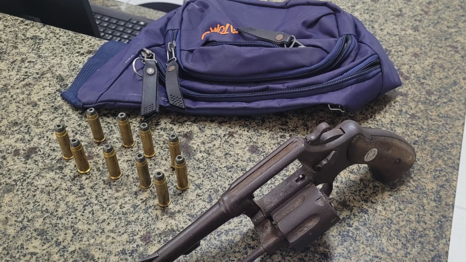 Adolescentes suspeitos de assassinato e tentativa são apreendidos no litoral do PI; jovem segue foragido