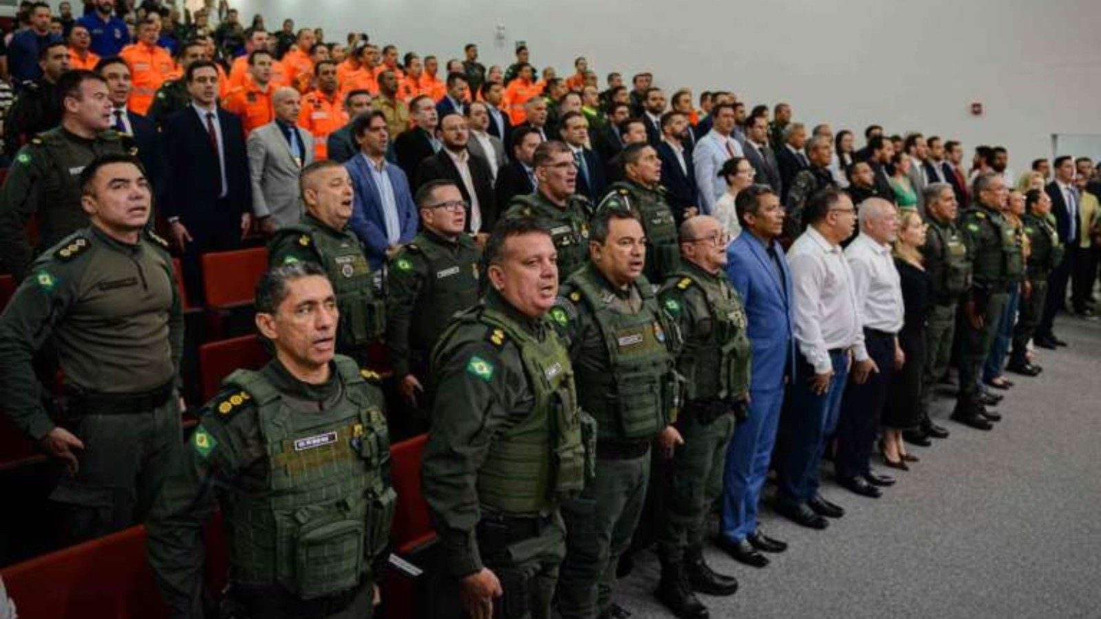 Elmano anuncia pagamento de mais de R$ 45 milhões em bônus a agentes de segurança após redução de homicídios