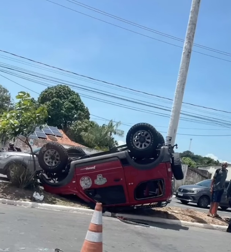 Carro capota durante grave acidente na Avenida dos Holandeses em São Luís — Foto: Reprodução/Redes Sociais