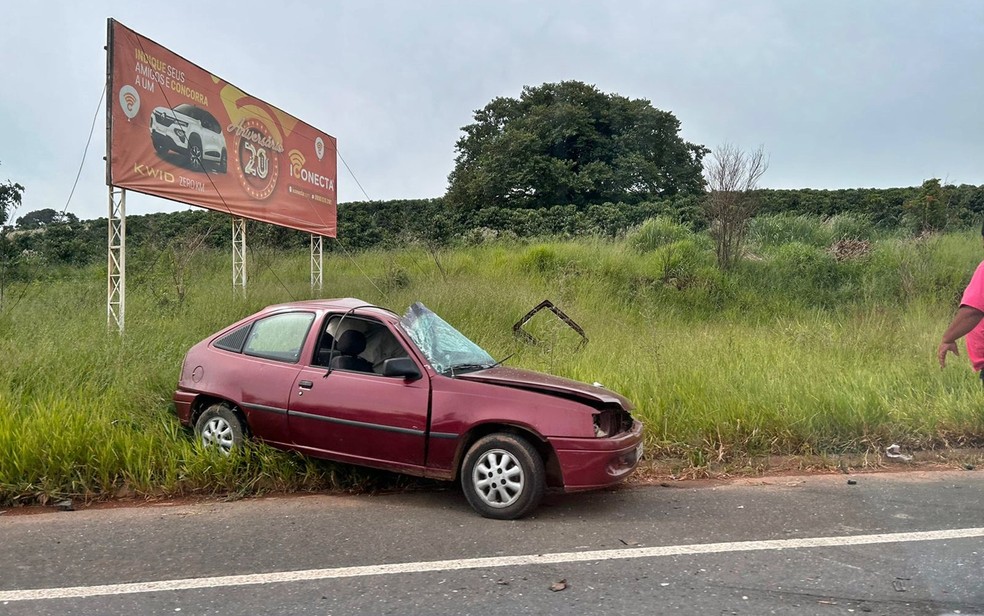 Motorista morre após batida de frente na MG-290, em Jacutinga — Foto: Ana Marin/g1