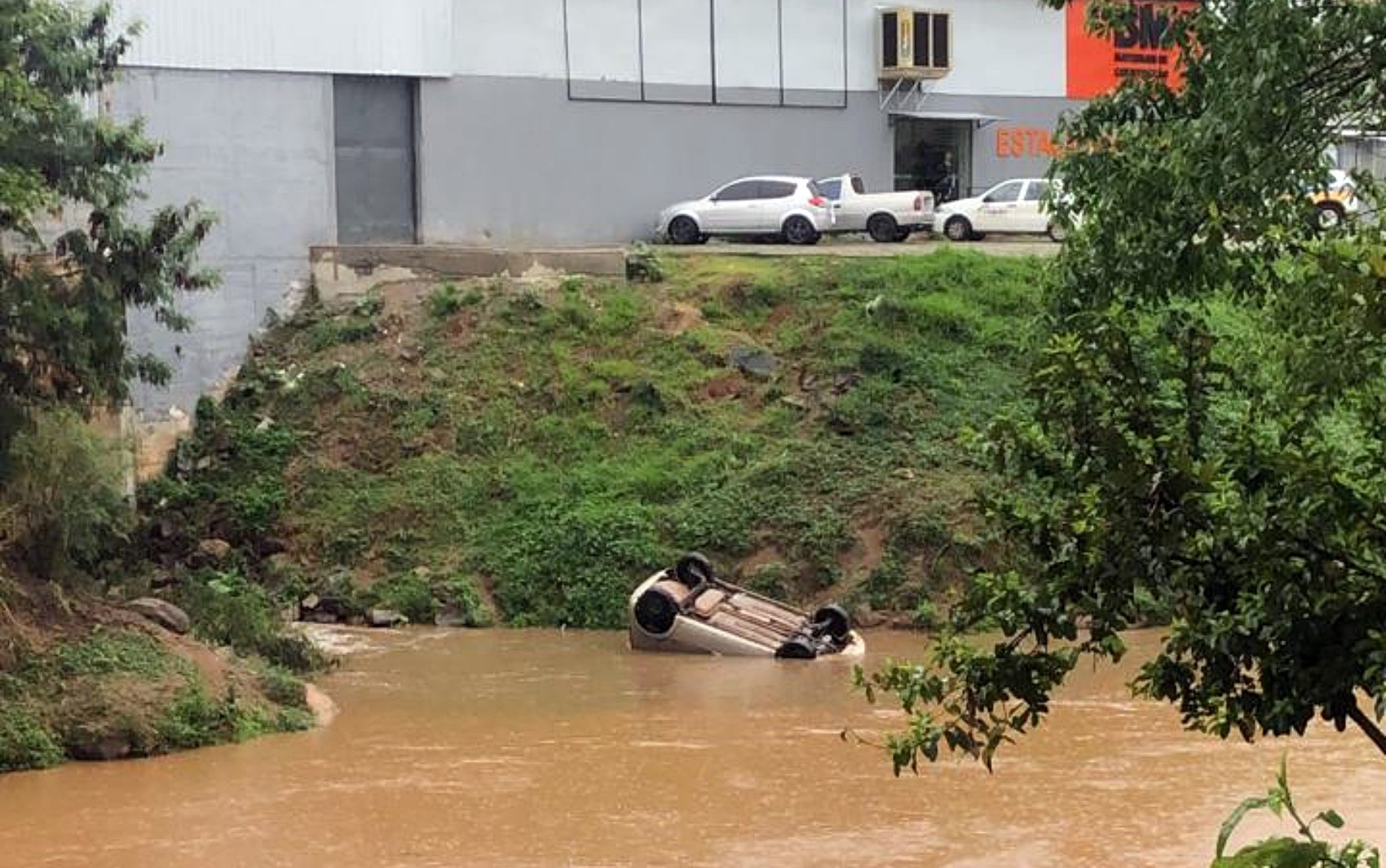 VÍDEO: Homem cai com carro dentro de rio durante manobra de ré em MG