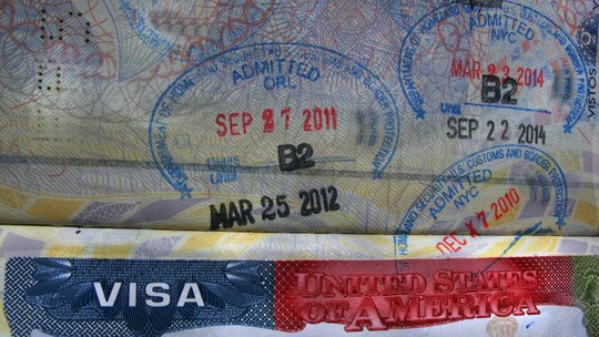 EUA aprovam taxa extra de US$ 250 para emissão do visto americano; entenda - Tarifa foi incluída em pacote tributário e orçamentário do governo Trump. Legislação não deixa claro quando a taxa entrará em vigor, e ela ainda não está listada no site do governo dedicado ao visto.