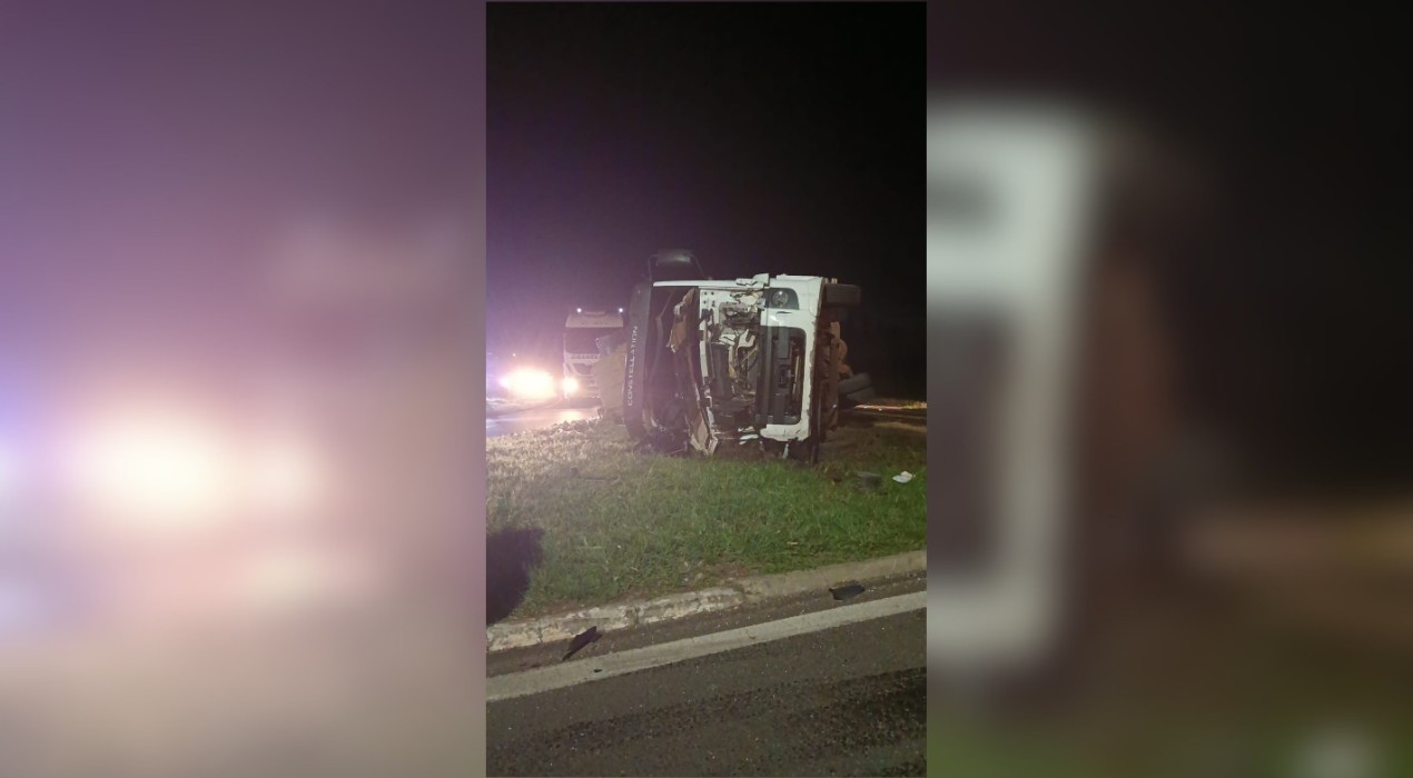 Batida entre caminhões deixa 3 feridos e causa tombamento em Pratânia