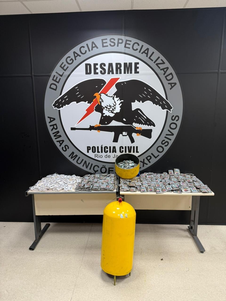 VÍDEO: Trio é preso com drogas escondidas em cilindro de gás natural de carro, em Volta Redonda