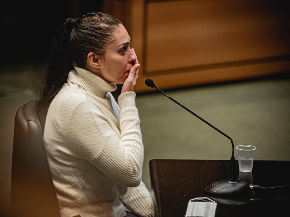 A pedagoga Monique Medeiros, mãe do menino Henry Borel, de 4 anos, depõe durante audiência no plenário do Tribunal de Justiça do Rio de Janeiro (TJRJ), no centro da cidade, nesta quarta-feira, 9 de fevereiro de 2022.  — Foto: Mauricio Almeida/Estadão Conteúdo