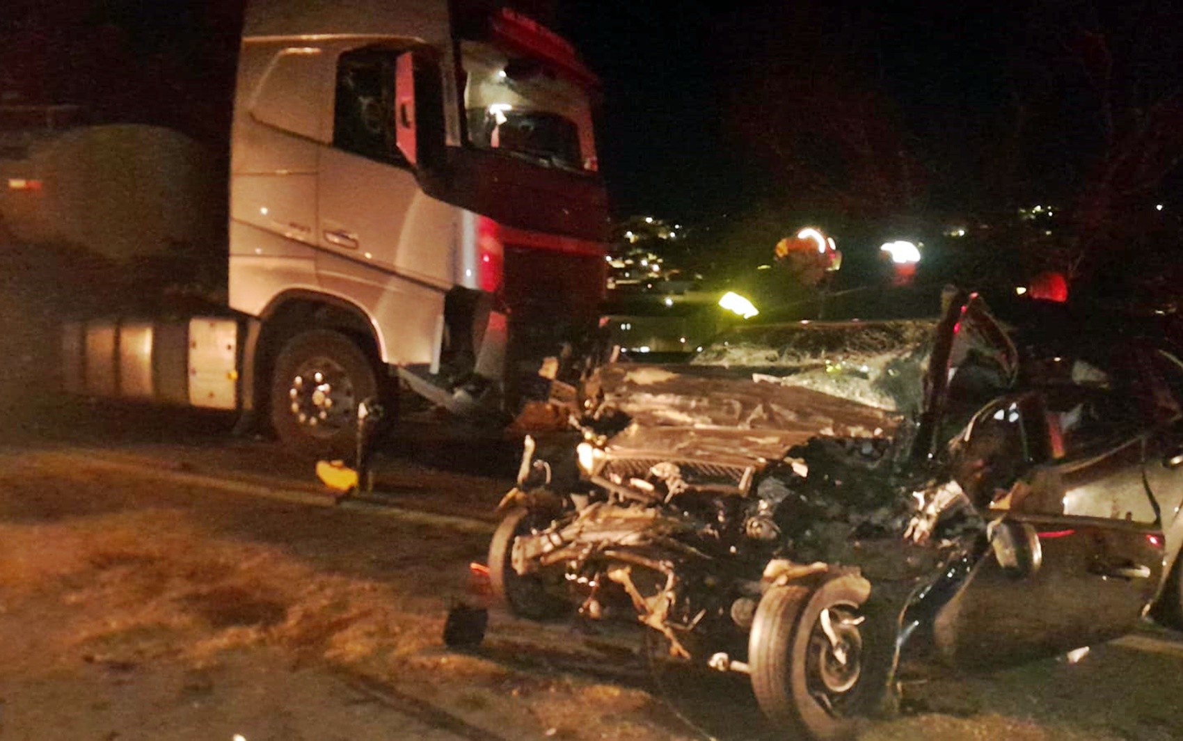 Casal morre e filha fica gravemente ferida após batida entre carro e carreta na BR-491, em Elói Mendes, MG