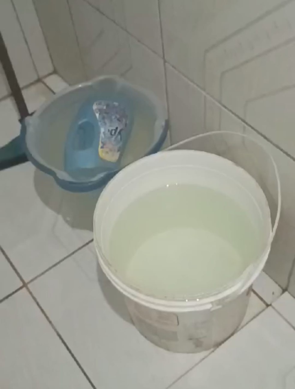 Moradores armazenam água em baldes por conta da redução no abastecimento — Foto: Reprodução
