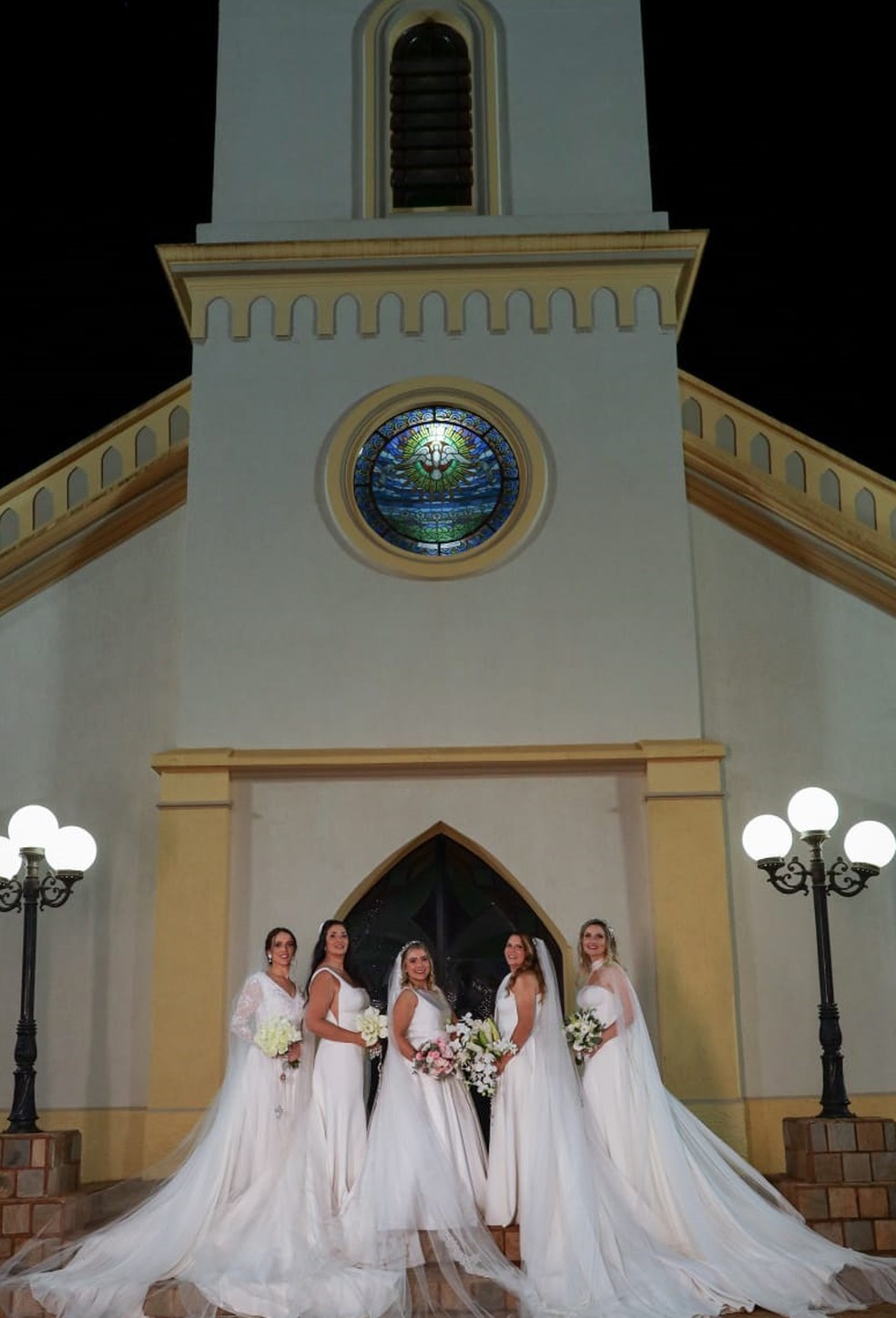 Noivas da família Bianchini na porta da igreja para cerimônia com cinco casamentos em Nuporanga, SP — Foto: Paulo Ferreira
