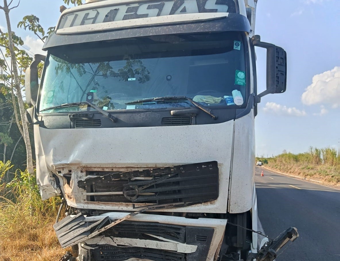 Jovem de 22 anos morre em colisão entre carro e caminhão na BR-010, em Paragominas, no Pará