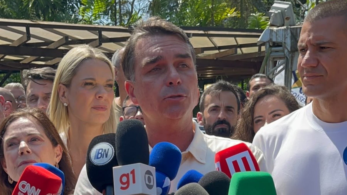 Flávio Bolsonaro diz que vai manter programas sociais criados por Lula
