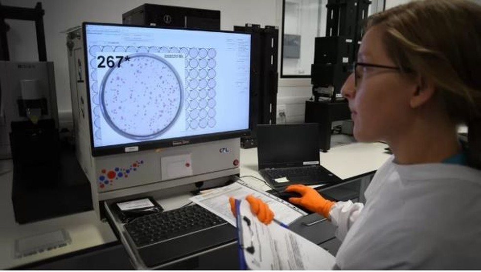 Anticorpos retirados de amostras de sangue estão sendo testados em laboratório para verificar se ainda oferecem proteção contra novas variantes do coronavírus — Foto: BBC