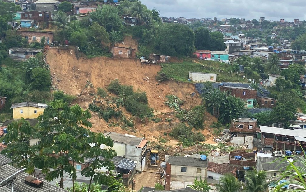 Imagem de arquivo mostra barreira que cedeu e matou dezenas de pessoas em Jardim Monte Verde — Foto: Pedro Alves/g1