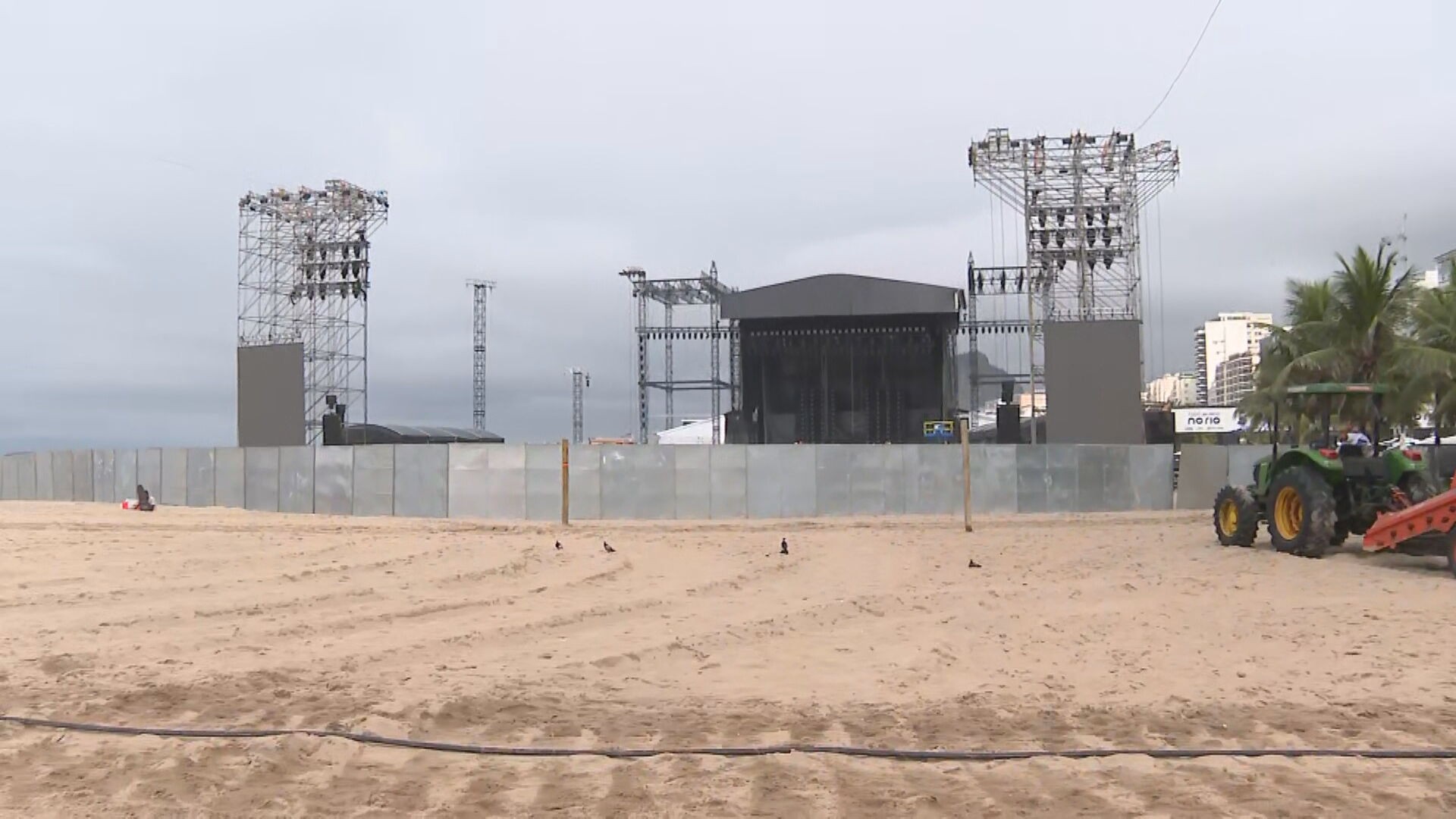 Mistério? Palco para o show da cantora Shakira é cercado por tapumes
