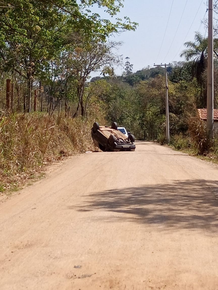 Dupla rouba comércio, troca de carro três vezes em fuga, capota e acaba presa em Jaguariúna