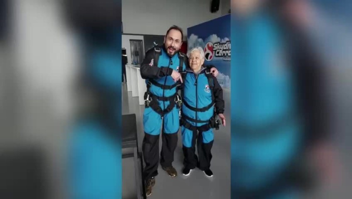 VÍDEO: idosa de 75 anos realiza sonho de saltar de paraquedas no