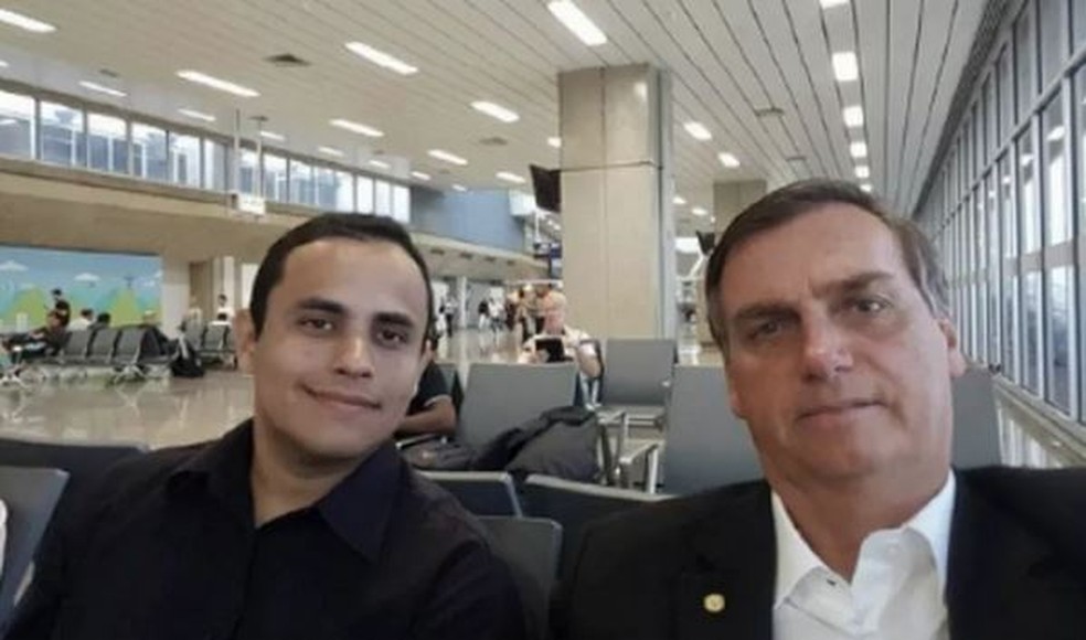 Tercio Arnaud Tomaz teve sua página no Facebook excluída. Antes, tinha foto com o presidente Jair Bolsonaro  — Foto: Reprodução/DFRLab 