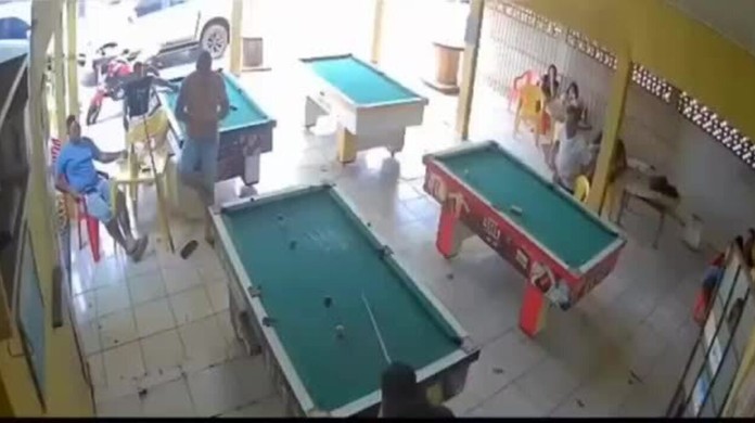 Rapaz é executado enquanto joga sinuca num bar em MT; veja vídeo :: J1 - O  seu portal de notícias
