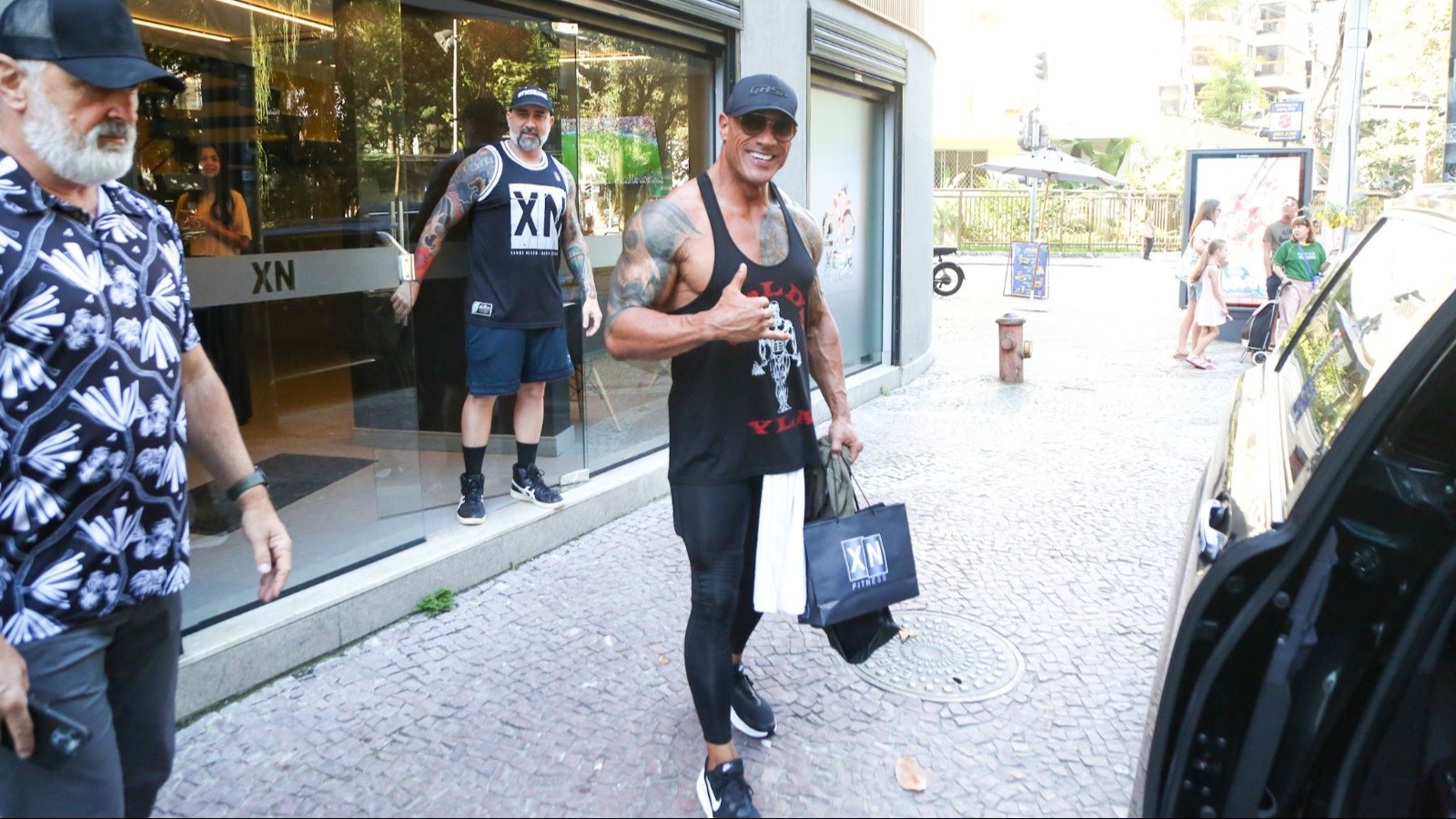 Dwayne Johnson malha no Leblon em visita ao Rio de Janeiro