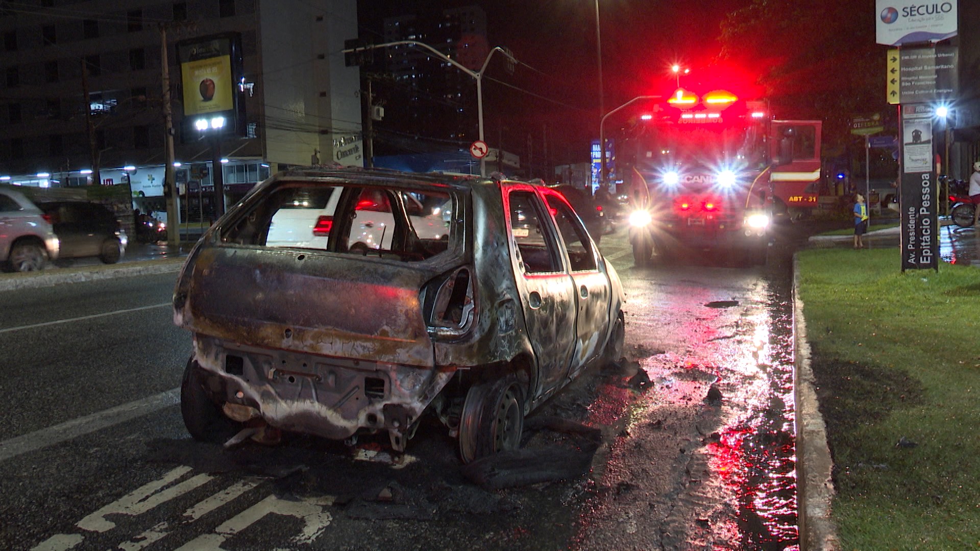 Carro pega fogo na principal avenida de João Pessoa e assusta motoristas