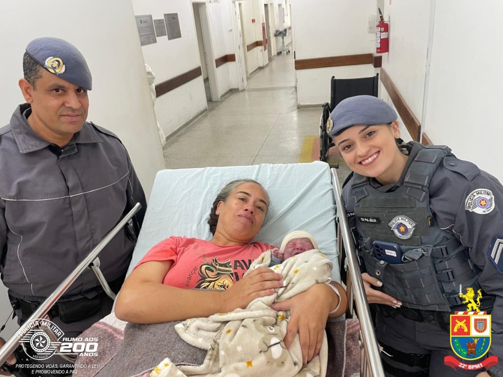 Mãe e bebê foram encaminhadas para hospital e passam bem — Foto: Polícia Militar/Divulgação