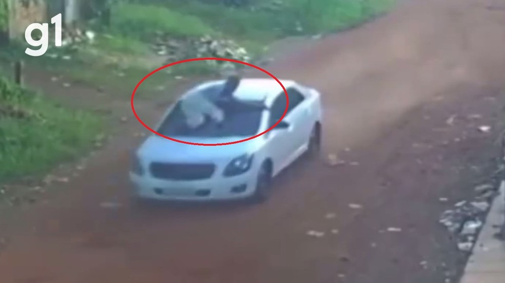 Mulher atropela e ‘carrega’ marido no capô do carro por metros — Foto: Redes Sociais/Reprodução