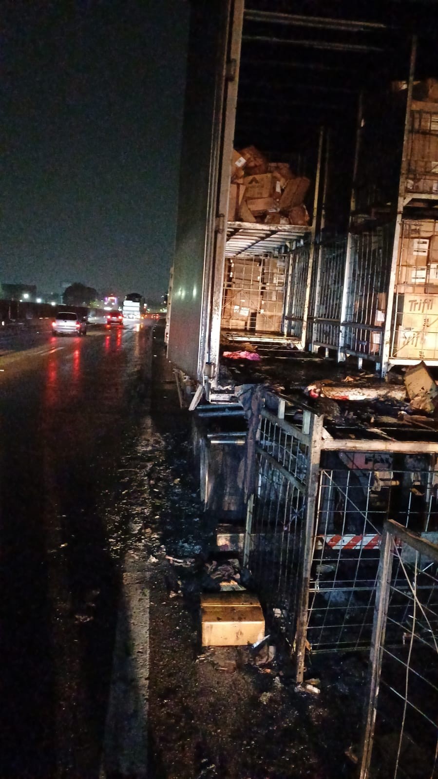 Baú de carreta pega fogo na Rodovia Presidente Dutra, em Taubaté