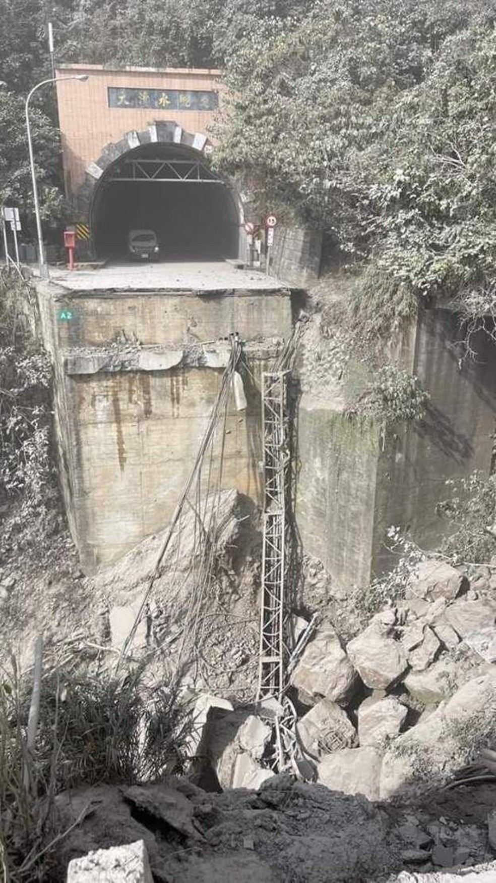 O túnel mais importante da região, que atravessa o penhasco Qingshui, na costa de Hualien, desabou após o terremoto. — Foto: Taiwan Current News via BBC