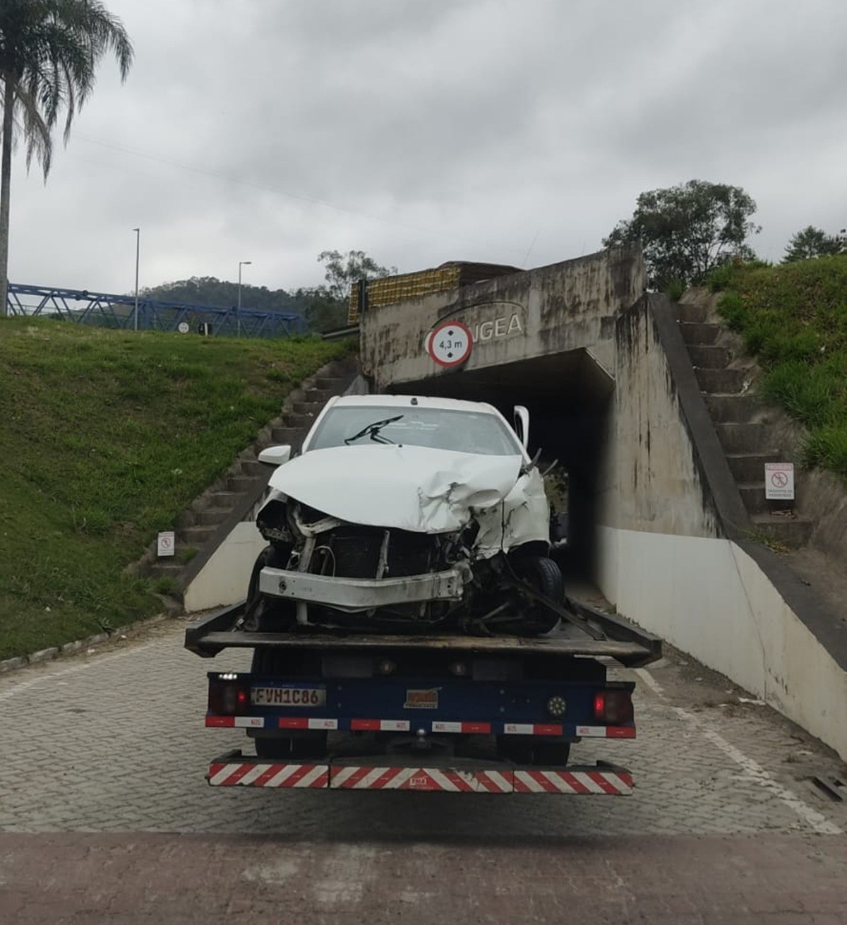 Motorista bate carro em muro de concreto que separa pistas da BR-040 e fica gravemente ferido 