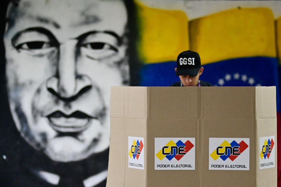 Homem vota nas eleições presidenciais em Caracas, na Venezuela. — Foto: Maxwell Briceno/REUTERS