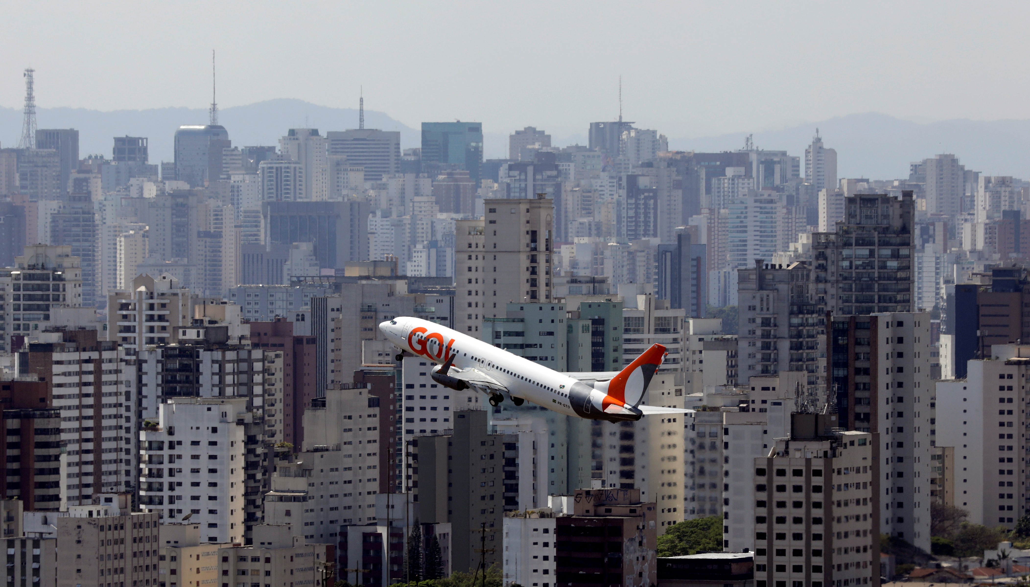 Avião da Gol retorna ao pátio de Congonhas a pedido da forças de segurança, e três homens são presos após apresentação de documento falso